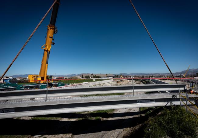 Plataforma que se está instalando sobre el río Dílar