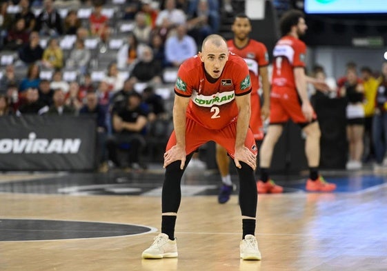 Jonathan Rousselle respira y recupera fuerzas tras el esfuerzo durante un partido en el Palacio de los Deportes.