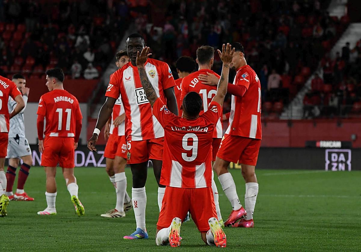 Luis Suárez celebra el gol del último triunfo, una dosis para la autoestima.