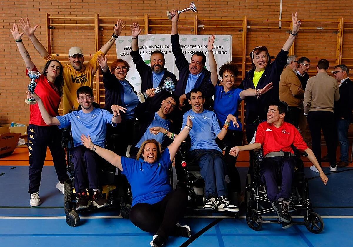 Participantes del Campeonato celebran durante la entrega de trofeos.