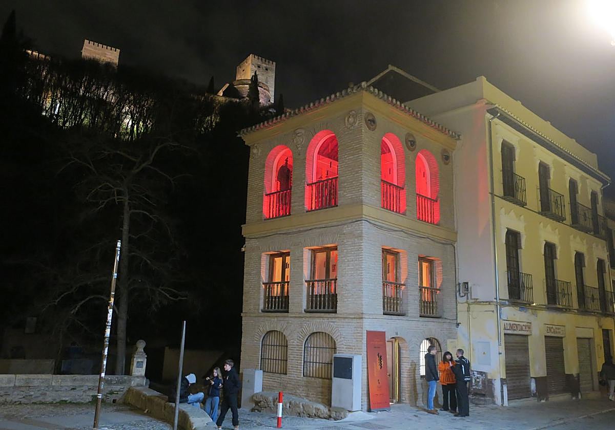 Exterior de la Casa de las Chirimías, con la Alhambra al fondo.