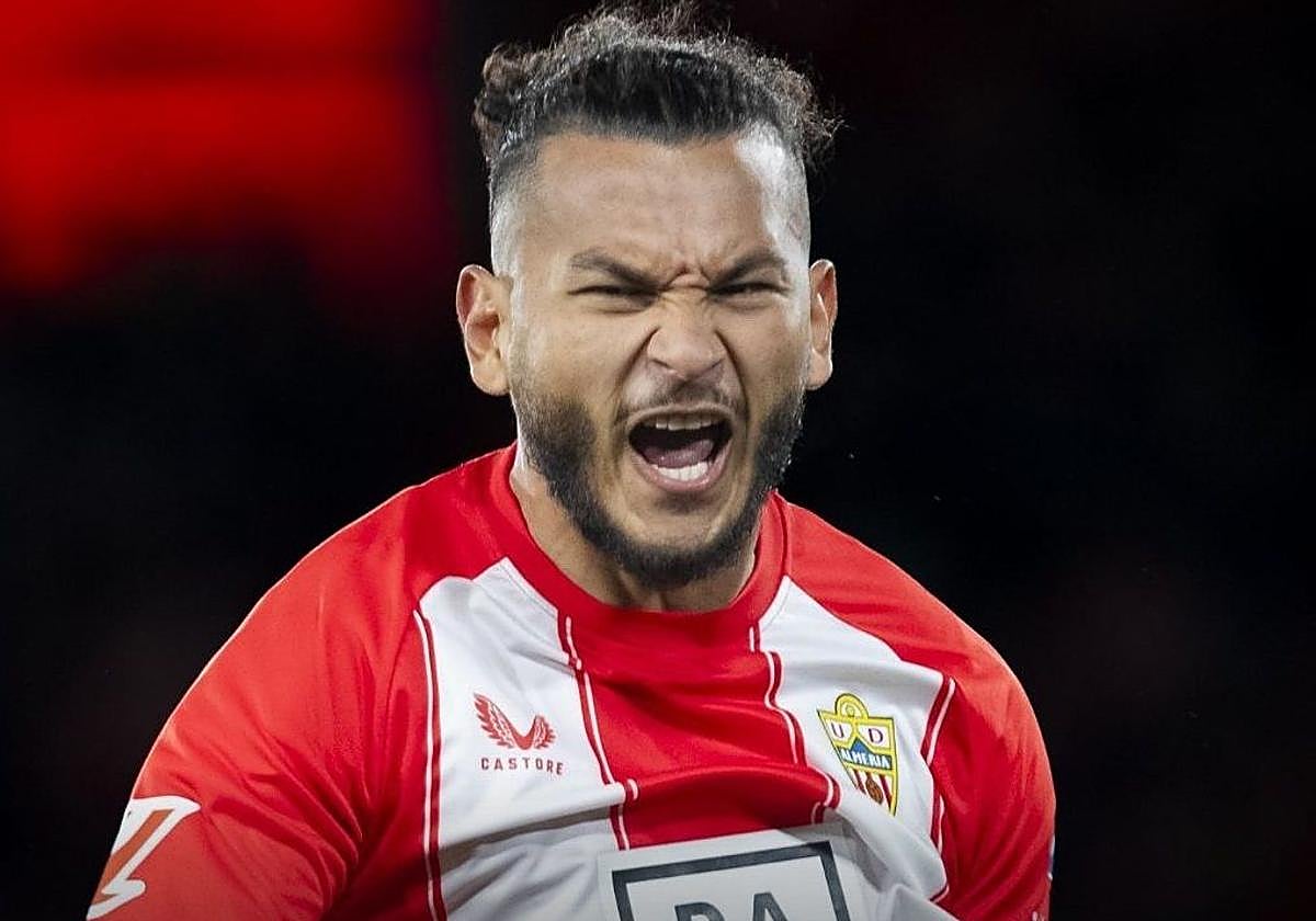 Luis Suárez celebra el gol del Almería al Levante la jornada pasada.