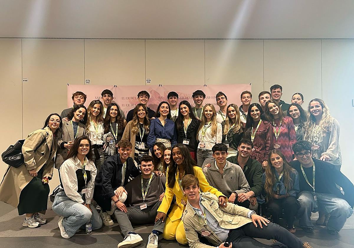 Estudiantes miembros de la asociación Ramón y Caja
