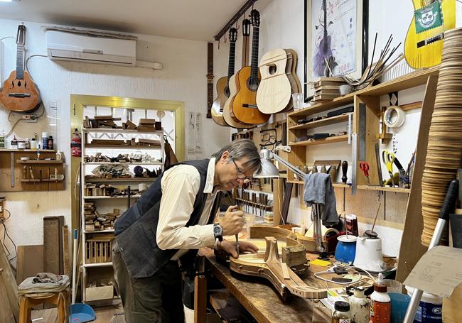 El luthier mientras trabaja en la elaboración de una guitarra.