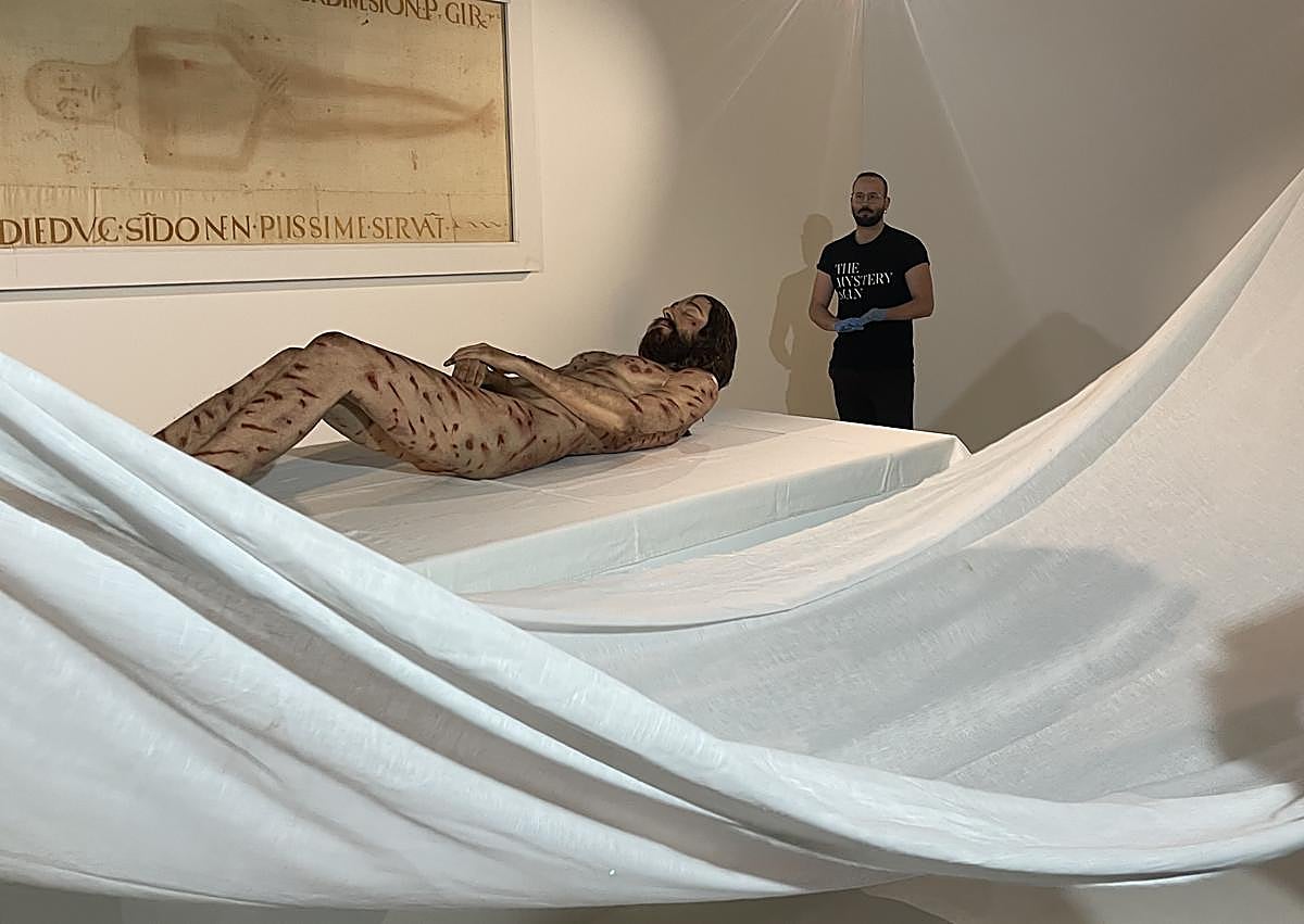 Imagen secundaria 1 - El hombre de la Sábana Santa desembarca en el Santo Reino