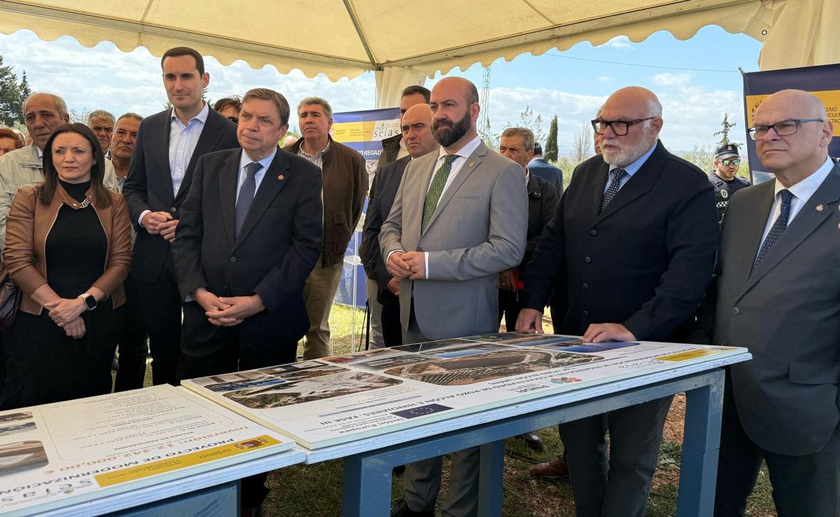 El ministro Planas augura «un futuro próspero» al olivar a pesar de los aranceles