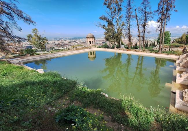 El Albercón lleno de agua proveniente de la Acequia de Aynadamar.
