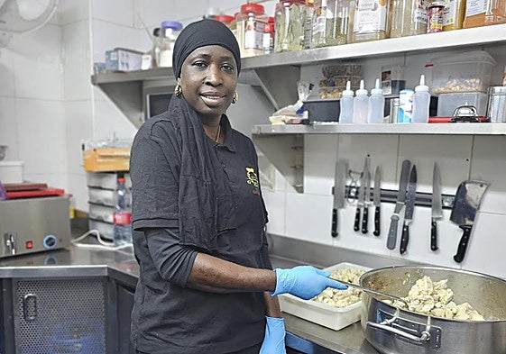 Mbasse en la cocina de M&M Espacio Gastronómico.