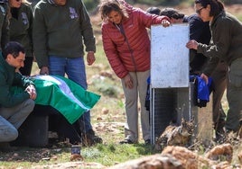 El presidente de la Junta de Andalucía, Juanma Moreno, participa en la liberación de dos linces en la Sierra de Arana, en Iznalloz.