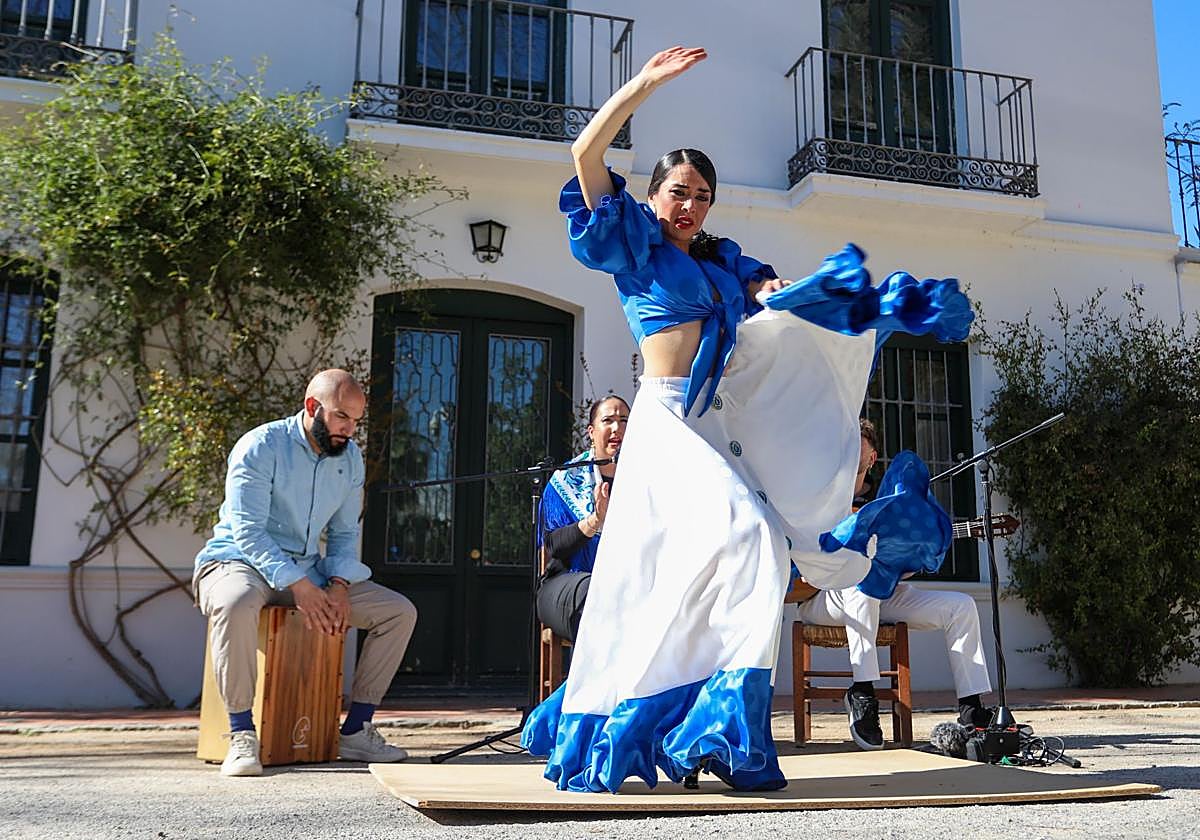 La bailaora Carmen Vílchez, con el vestido diseñado por Arantxa Orantes, Sindi Peralta, Noelia Pérez y Sandra Malagón.