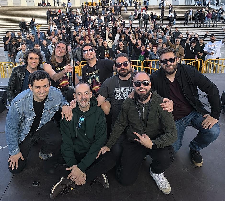 Los ocho integrantes del Reino de Hades con el público de fondo