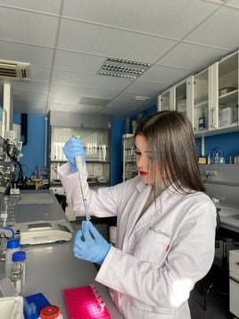 La joven Marta García en el laboratorio.