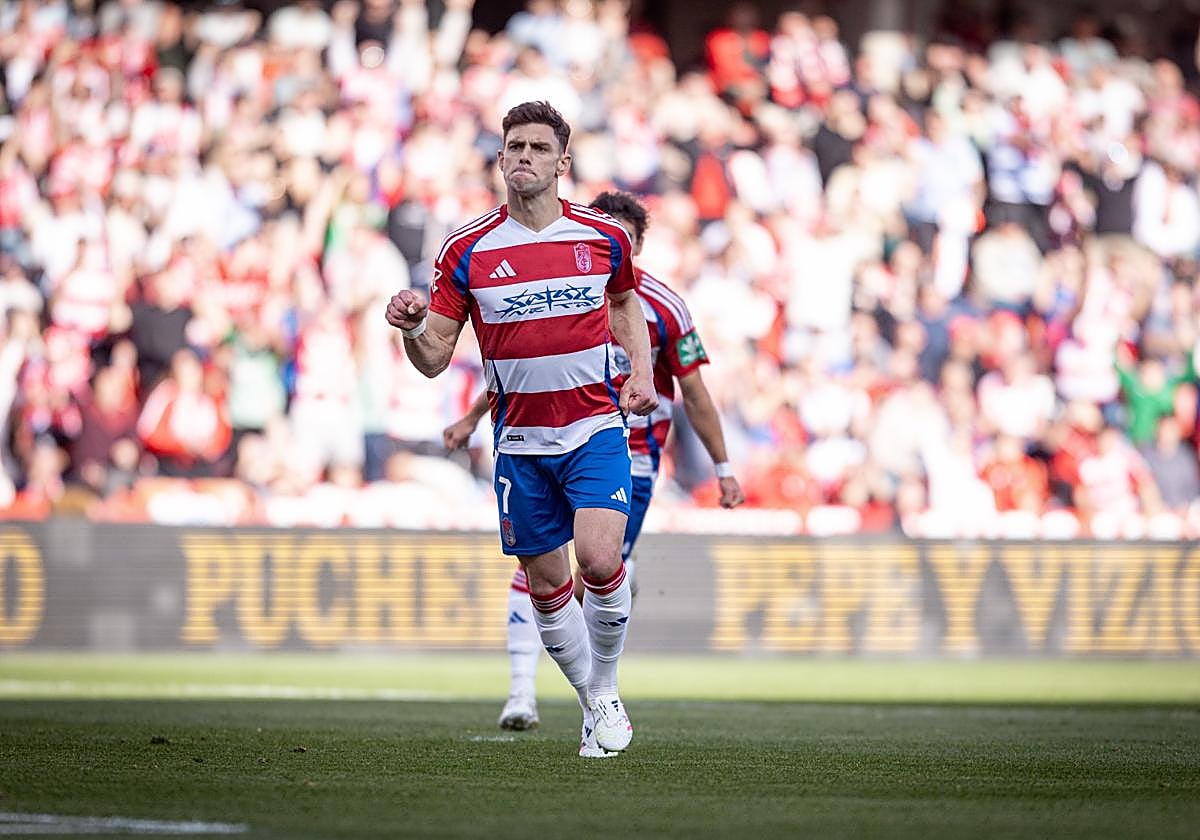El nazarí Lucas Boyé celebra su gol ante el Almería.