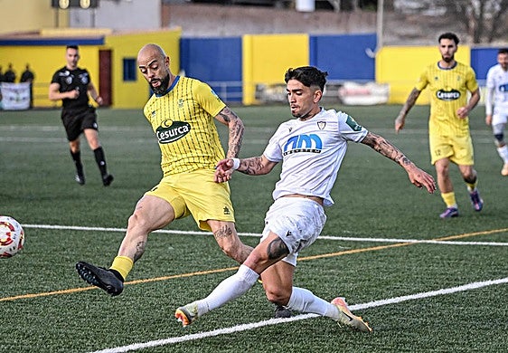Óscar Lozano durante una acción del partido disputado en el Miguel Moranto