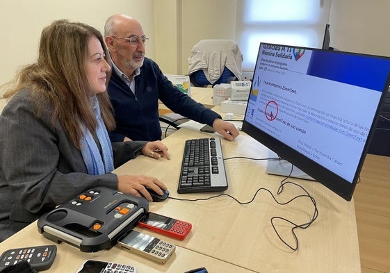 La subdirectora de la ONCE en Jaén, Mari Carmen Álvarez, muestra cómo utiliza ZoomText junto al instructor Antonio Jiménez.