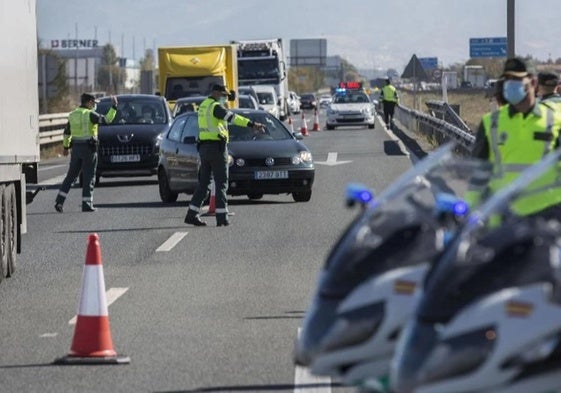 Control de carretera de la Guardia Civil en Granada.