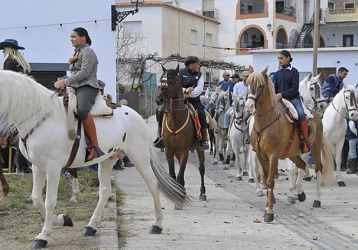 Jinetes y amazonas se dan cita en un pueblo de Granada para recuperar las carreras de cintas.