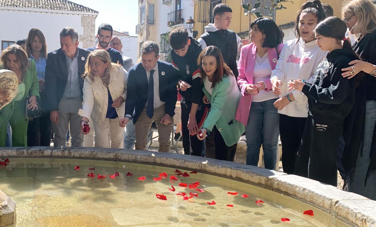 Los pétalos de flores en la fuente simbolizan la diáspora y éxodo del pueblo gitano.