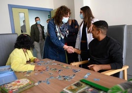 La alcaldesa visita la sede de la asociación.