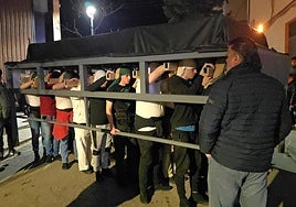 Los costaleros cargan la parihuela durante uno de los ensayos.