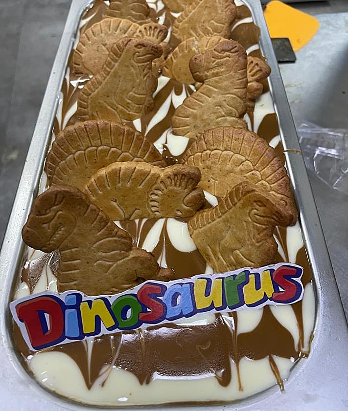 Imagen secundaria 2 - La heladería de los donettes y galletas dinosaurio abre nueva tienda en Granada