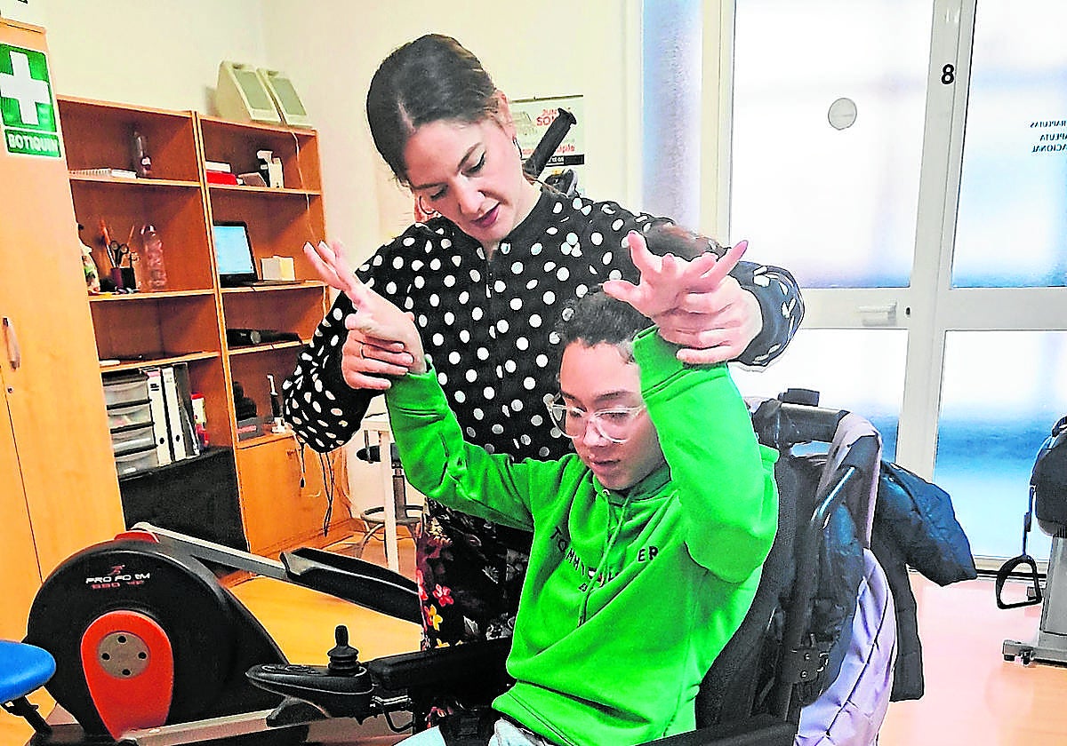 Naima Amar López con Azul, una de sus alumnas de la asociación de esclerosis múltiple.