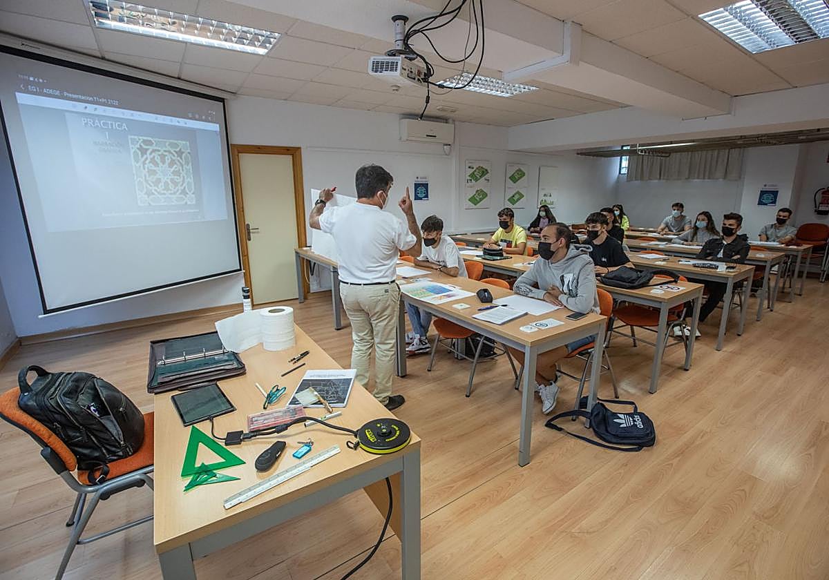 Una clase del doble grado de Edificación y Administración y Dirección de empresas, en una imagen de archivo.