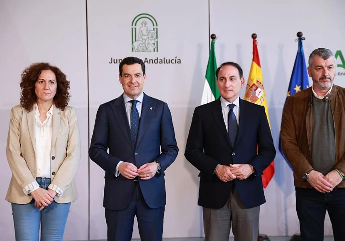 Nuria López (CCOO), Juanma Moreno, Javier González de Lara (CEA) y Óskar Martín (UGT) ss
