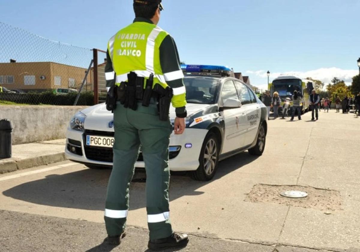 Muere un hombre al caer con el coche por un barranco en su finca de almuñécar | ideal