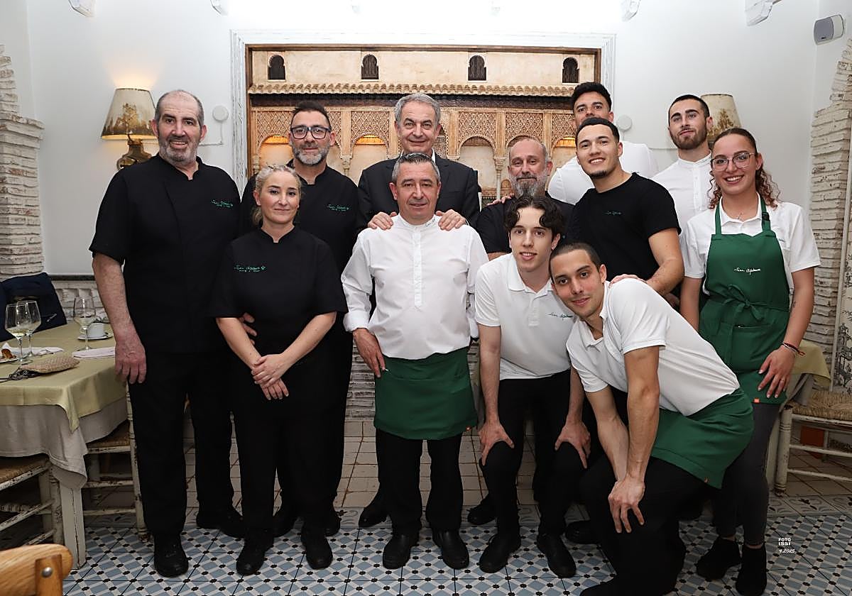José Luis Rodríguez Zapatero junto al personal del Mesón San Cayetano.