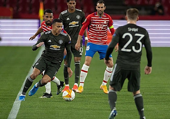 Greenwood conduce la pelota ante las miradas de Yangel Herrera y Víctor Díaz.