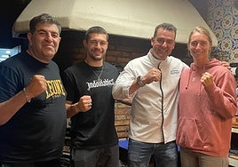 Los boxeadores Nica Ventura, Néstor Ventura y Kimberly Van der Horst, entre los fogones del Asador de la Reina.