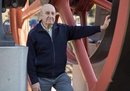 El ingeniero granadino Miguel Giménez Yanguas, posa tras una entrevista en la presentación de su libro.