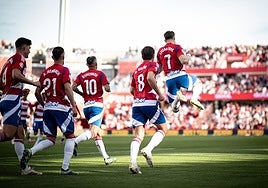 Lucas Boyé celebra con sus compañeros su gol de penalti al Almería.