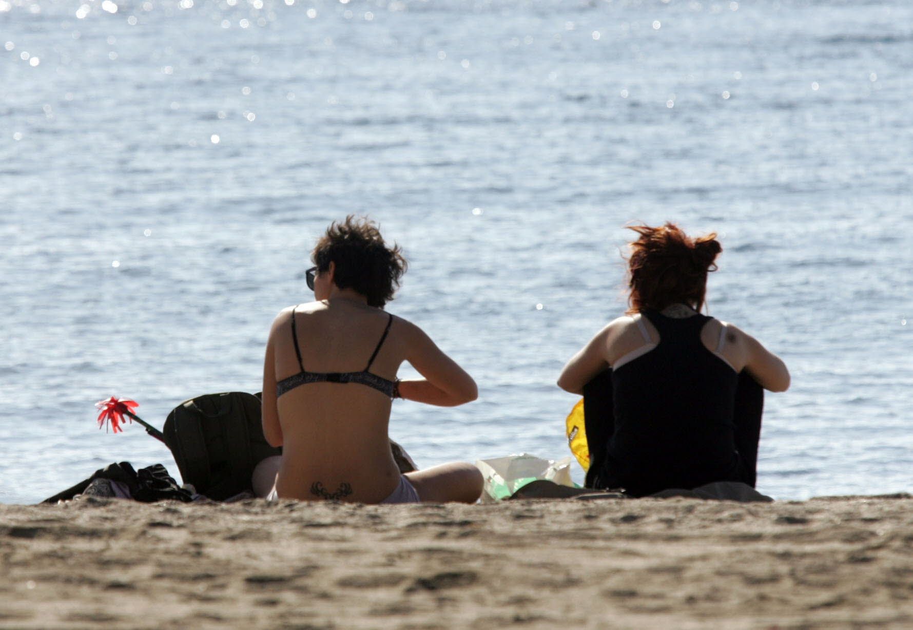 Casetas «de 10. 000 euros» para abrir en verano los puestos de helados de la playa de almería | ideal