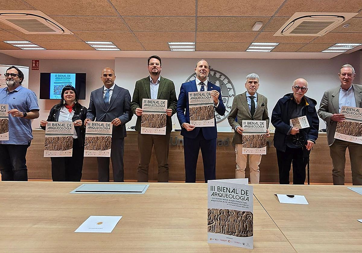 Autoridades, en la presentación de la III Bienal de Arqueología.