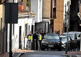 Agentes de Policía Nacional, durante el registro realizado en Motril hace un mes.