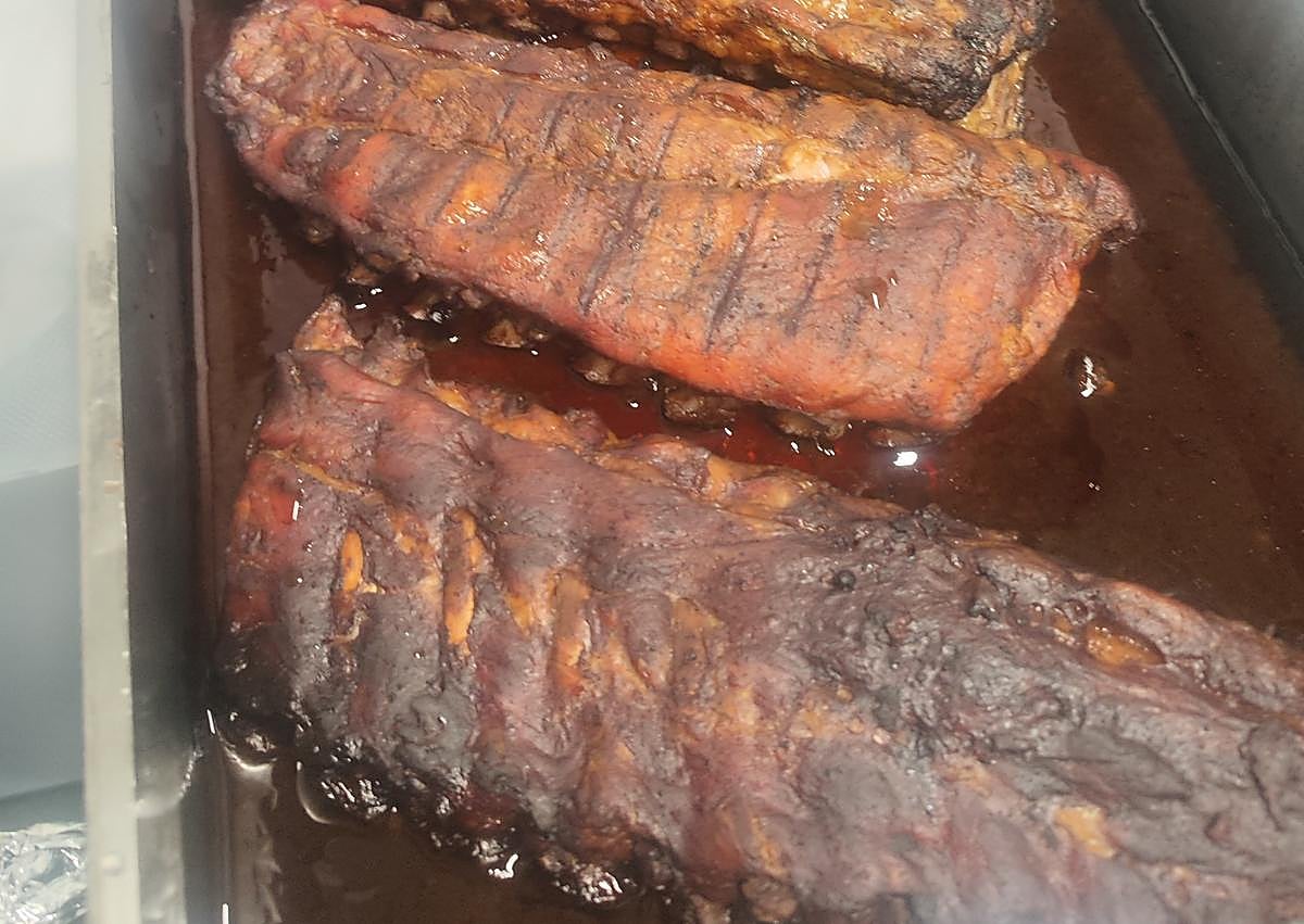 Imagen secundaria 1 - El éxito del asadero de Granada que cocina al carbón y a fuego lento