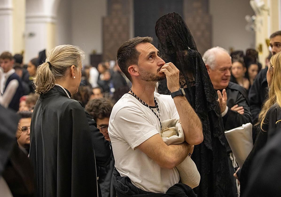 Hermanos de la cofradía de los Estudiantes, que tuvieron que suspender la procesión en 2024.
