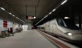 Llegada a Antequera Alta Velocidad de un tren procedente de Granada con destino Madrid.