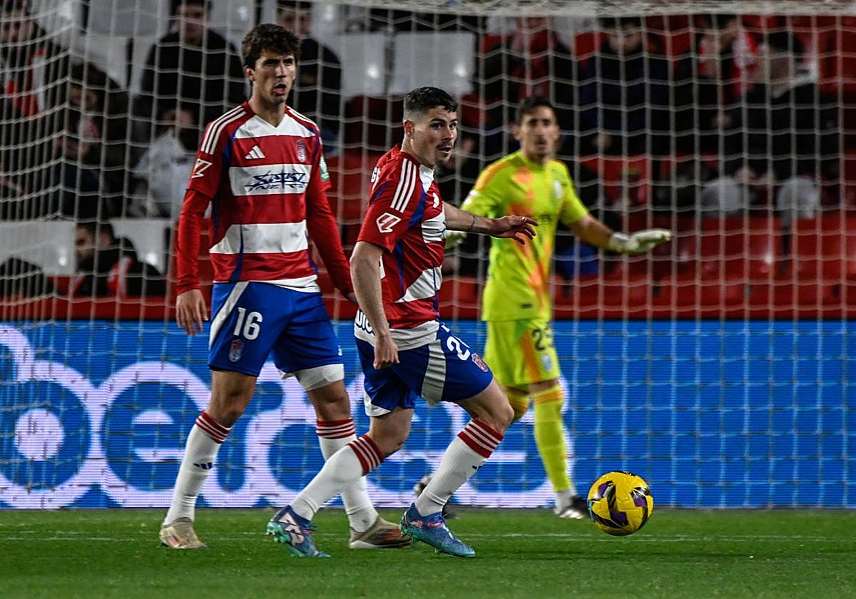Sergio Ruiz conduce un balón bajo la mirada de Manu Lama.