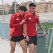 Gonzalo Villar ríe junto a Rubén Sánchez al salir a entrenar este viernes.