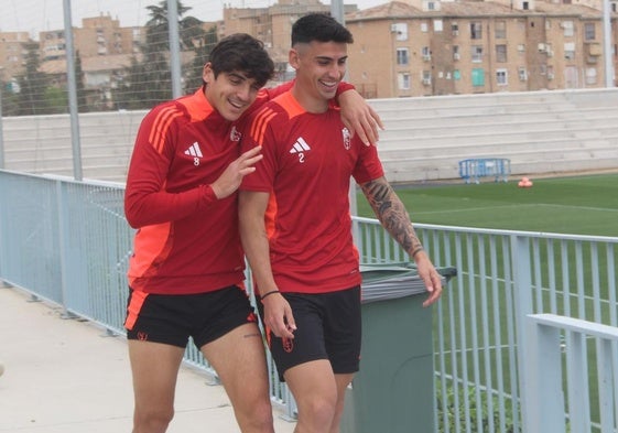Gonzalo Villar ríe junto a Rubén Sánchez al salir a entrenar este viernes.