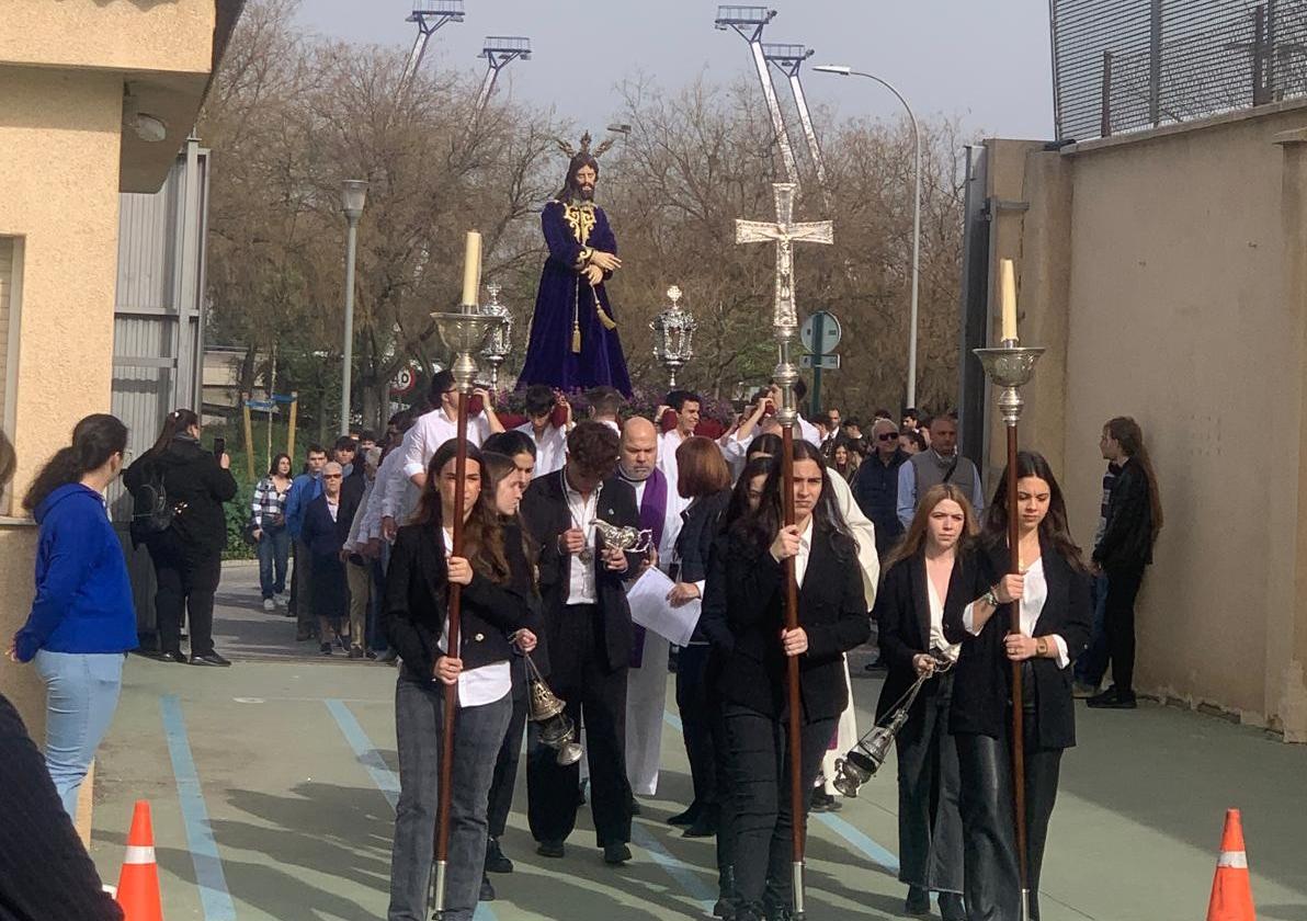 Las procesiones de los niños iluminan el viernes de dolores granadino | ideal