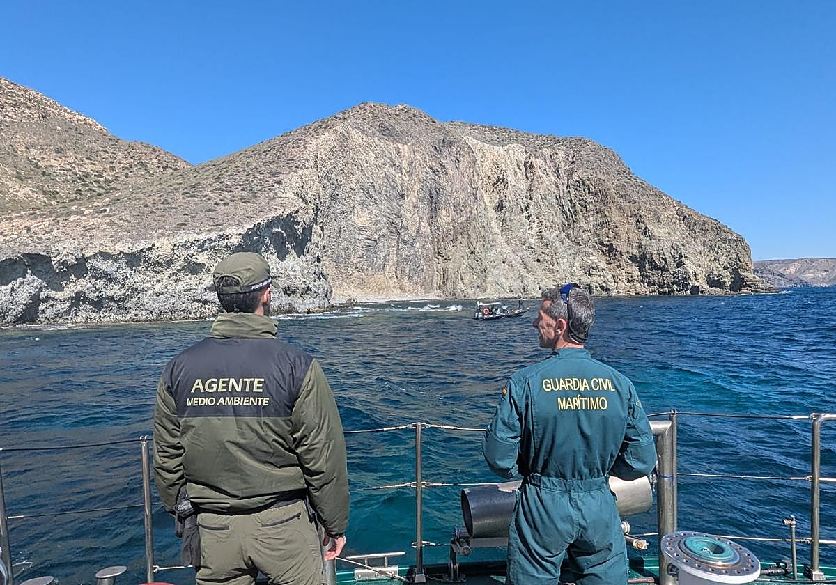 Guardia Civil y agentes de Medio Ambiente patrullan la costa del Cabo de Gata para evitar la masificación