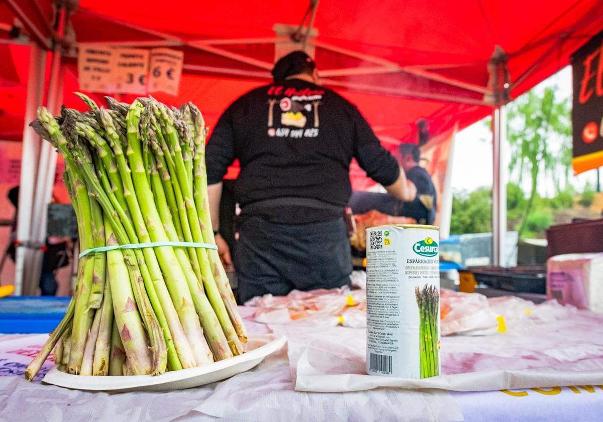 Imagen principal - El espárrago verde es el rey de Huétor Tájar. Las raciones de la tortilla más grande del mundo eran hermosas. Hay todo tipo de puestos con productos de la zona.