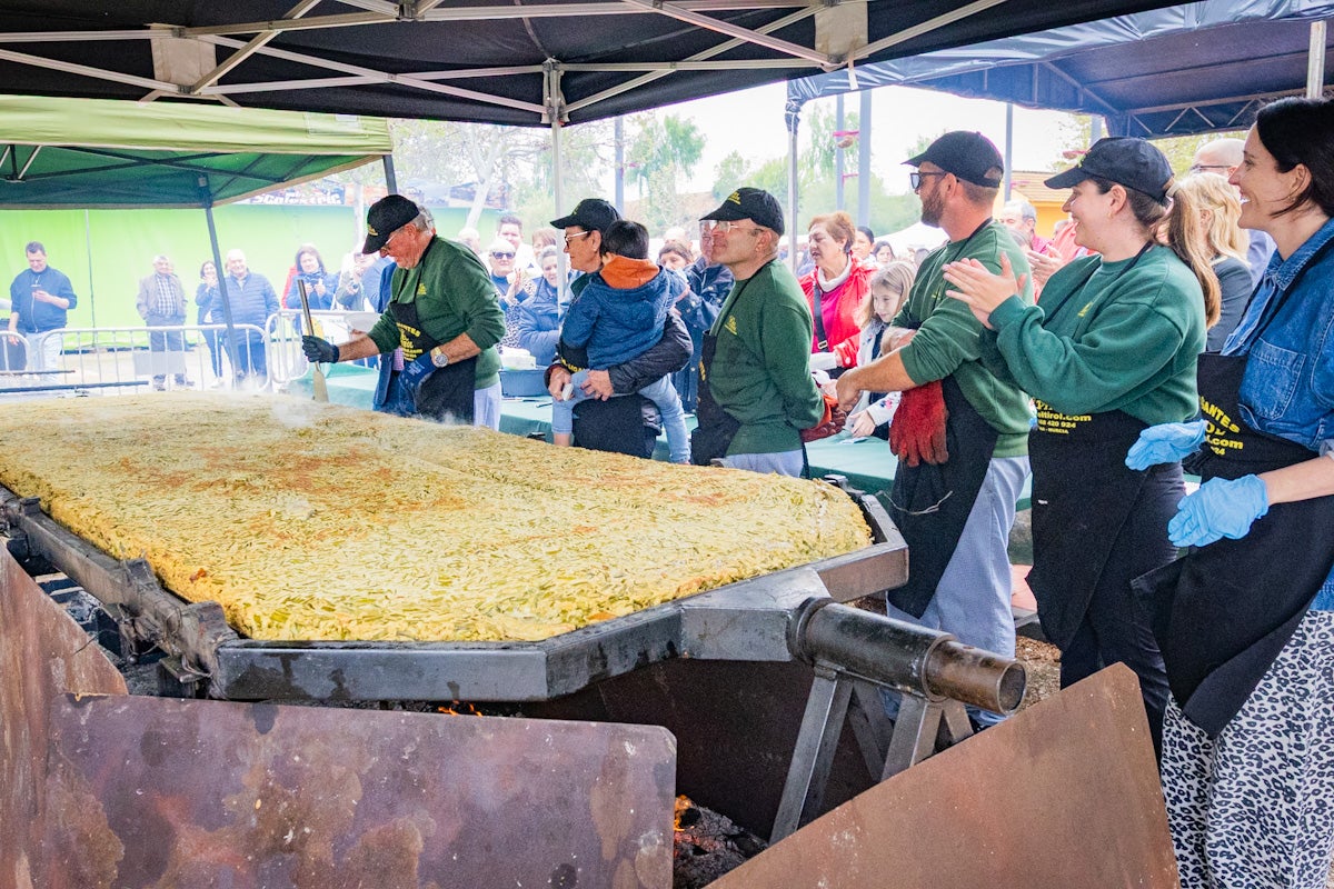 La elaboración de la tortilla de espárragos más grande del mundo, en imágenes