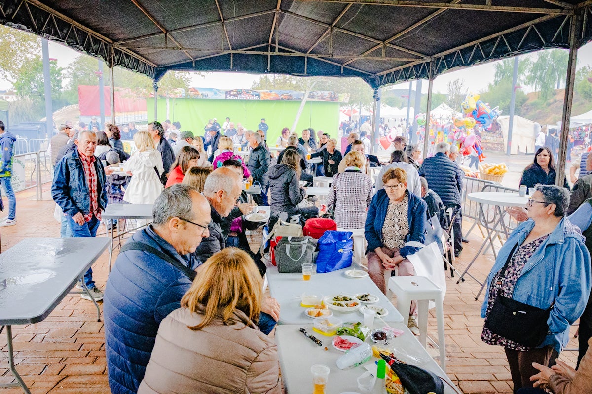 La elaboración de la tortilla de espárragos más grande del mundo, en imágenes