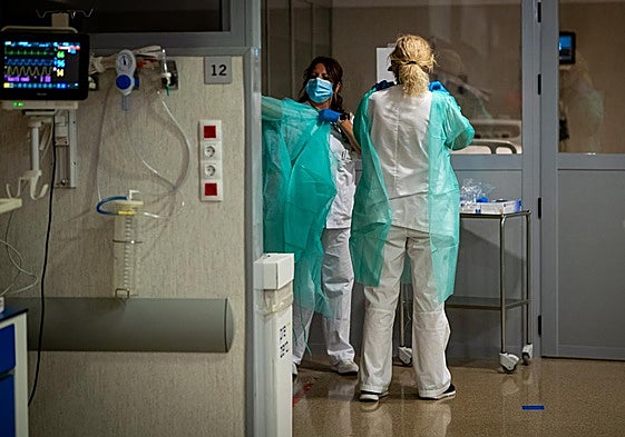 Dos enfermeras en el hospital Clínico.