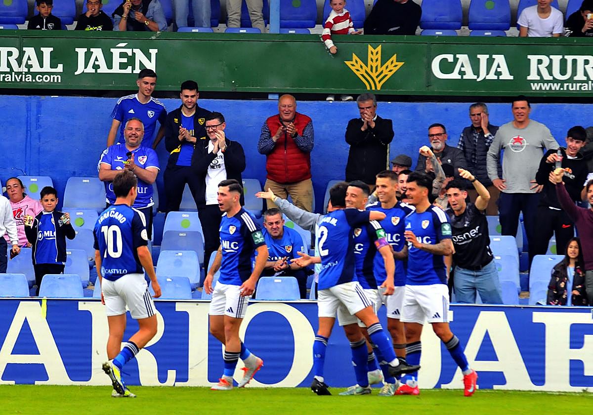 El Linares celebrando uno de los goles.